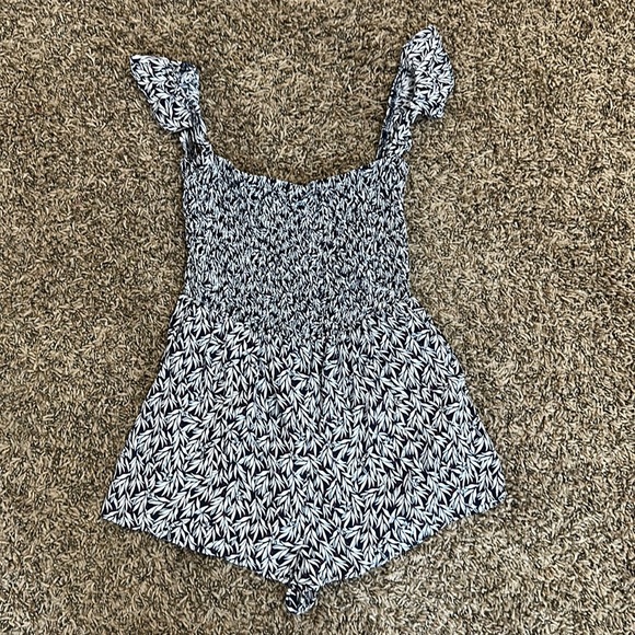 Lulu’s Navy floral mini romper - Picture 3 of 7